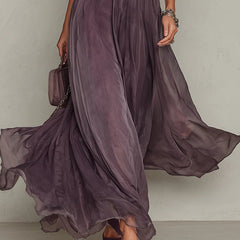 Abito maxi viola in tulle, pieghe sulla gonna e fondo ampio