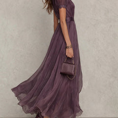 Abito maxi viola in tulle con maniche a sbuffo e gonna svasata, cintura in vita