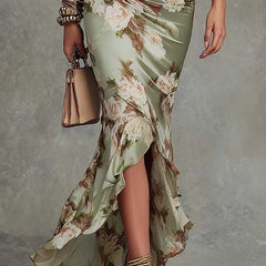 Abito lungo verde con stampa floreale, scollo a V e gonna a balze con spacco