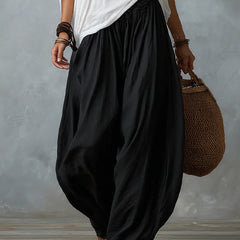 Pantaloni ampi neri con top bardot bianco drappeggiato