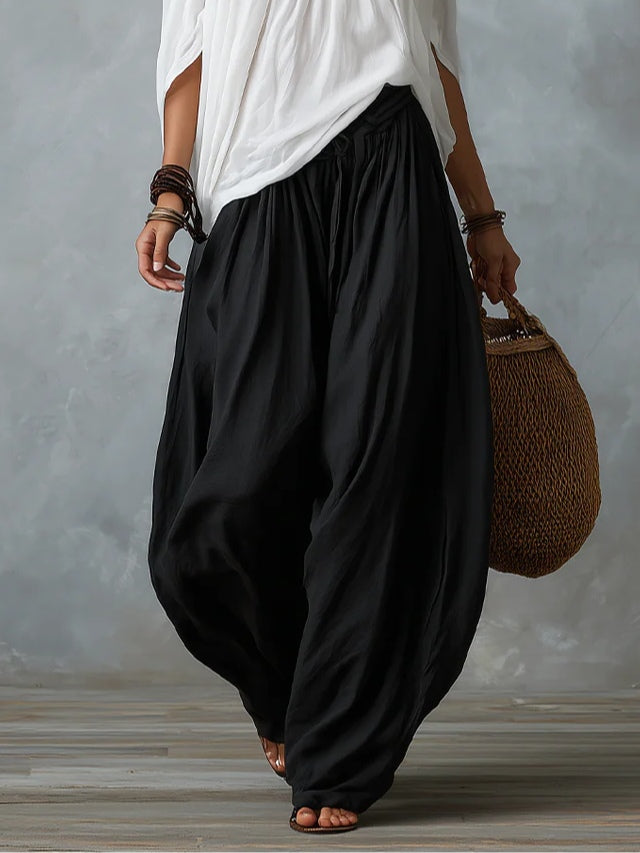 Pantaloni ampi neri con top bardot bianco drappeggiato
