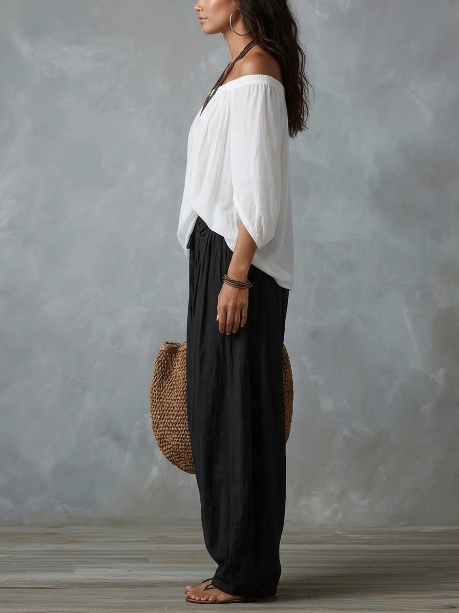 Completo con top spalle scoperte bianco e pantaloni ampi neri, lato