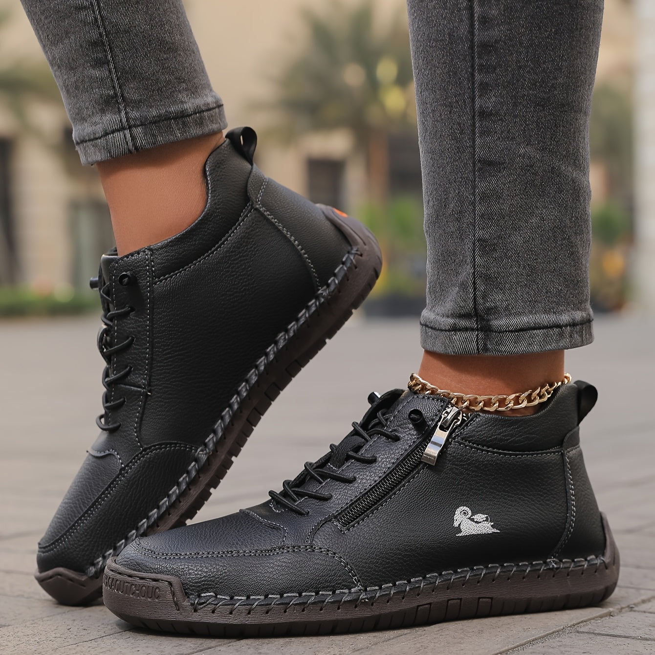 Scarpe ortopediche comode nere con lacci e cerniera laterale, suola a righe