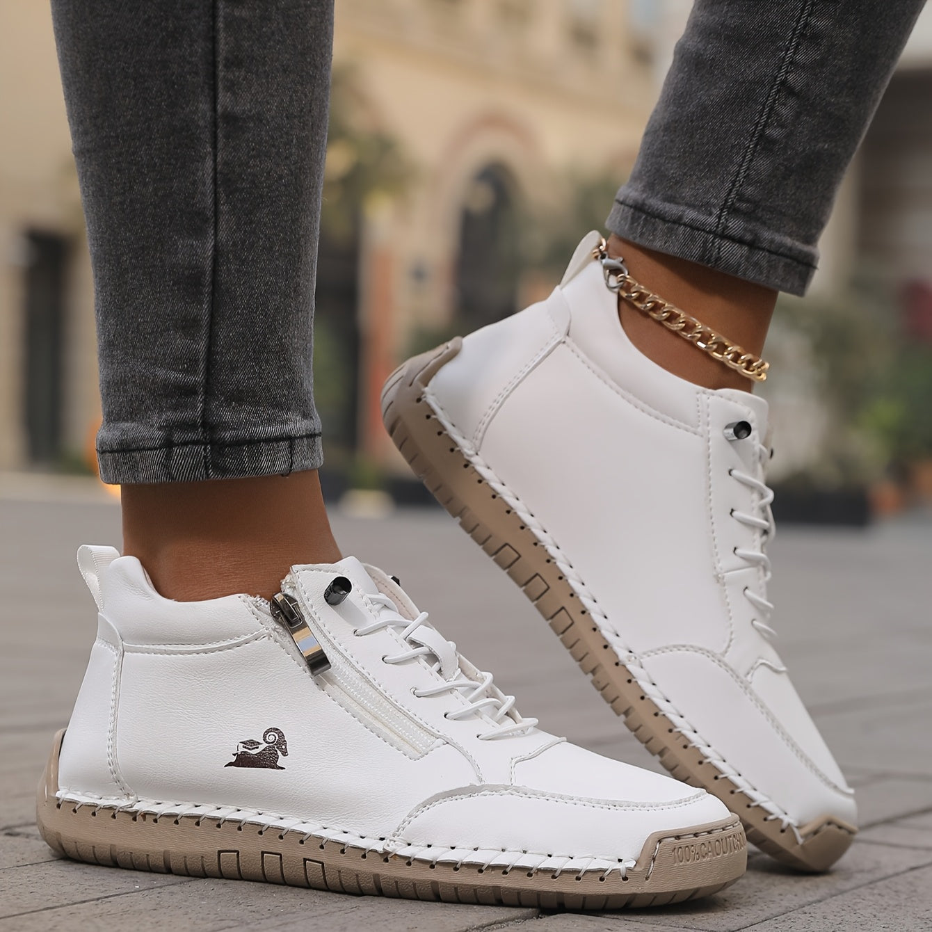 Scarpe ortopediche bianche con lacci e cerniera laterale, suola spessa antiscivolo