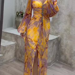 Abito maxi bardot con maniche ampie, arricciature e spacchetto, fantasia gialla e viola
