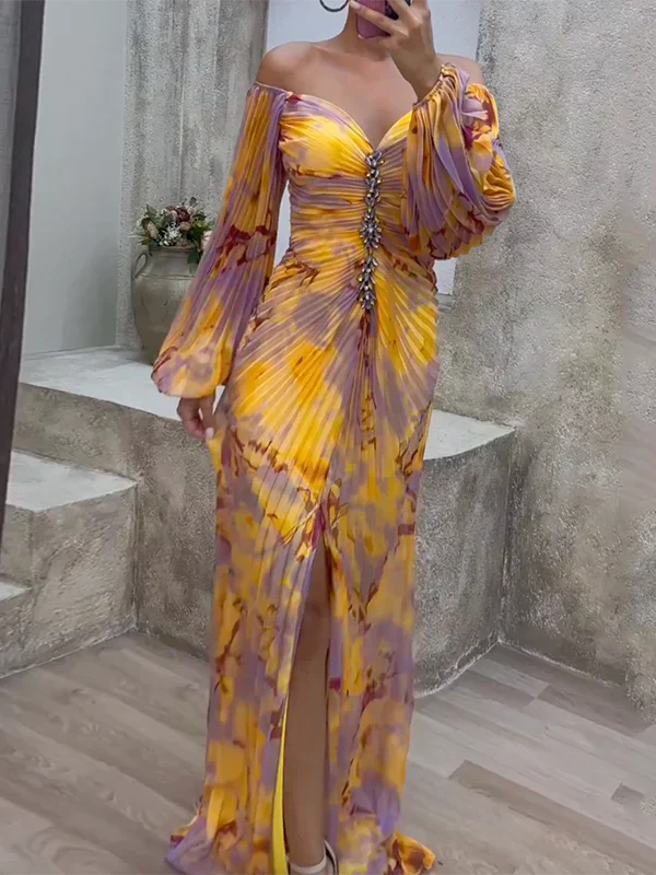 Abito maxi bardot con maniche ampie, arricciature e spacchetto, fantasia gialla e viola