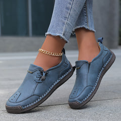 Scarpe comfort basse blu con lacci neri, cuciture a contrasto e suola spessa