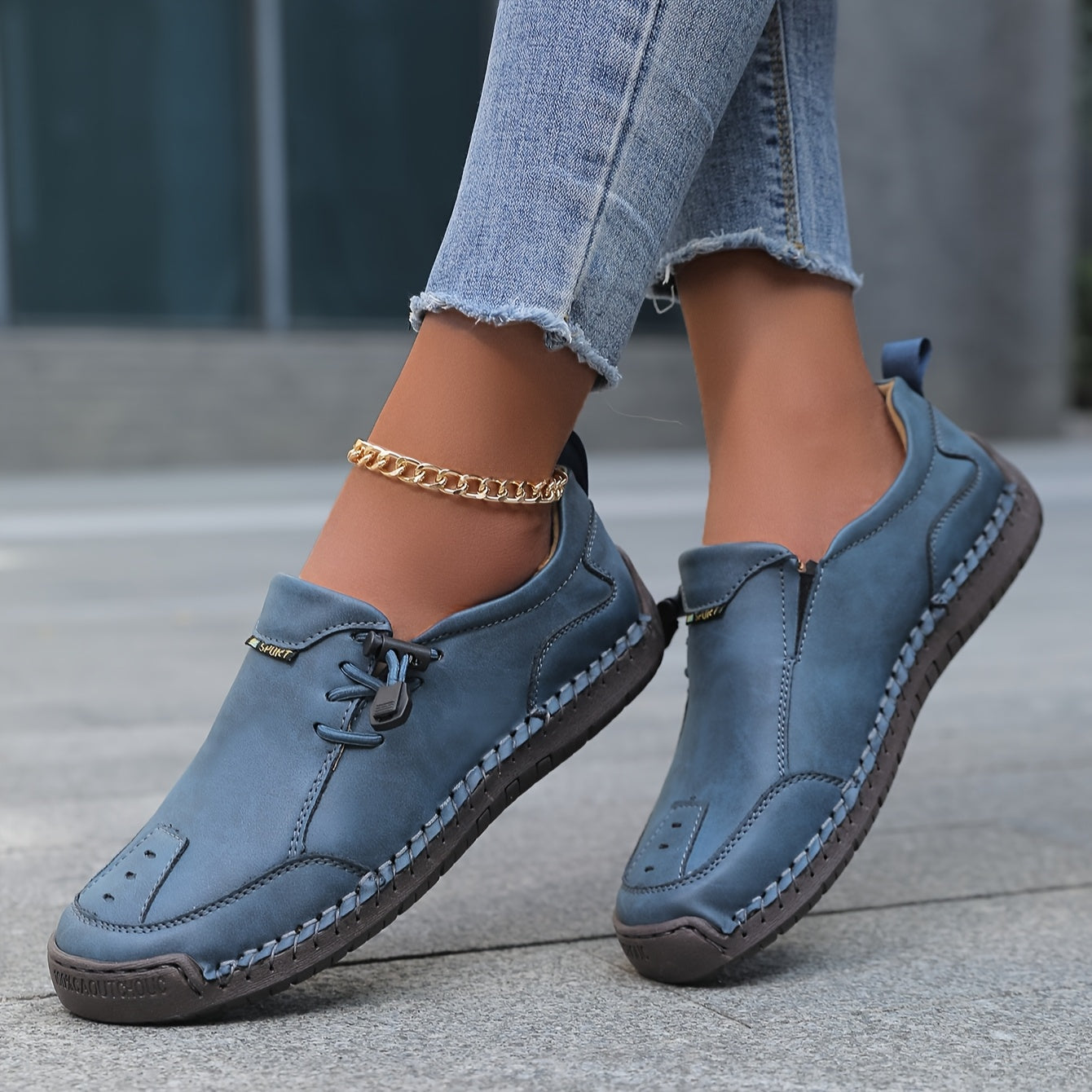 Scarpe comfort basse blu con lacci neri, cuciture a contrasto e suola spessa