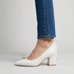 Scarpe con tacco a blocco bianche e punta a spillo, indossate con jeans