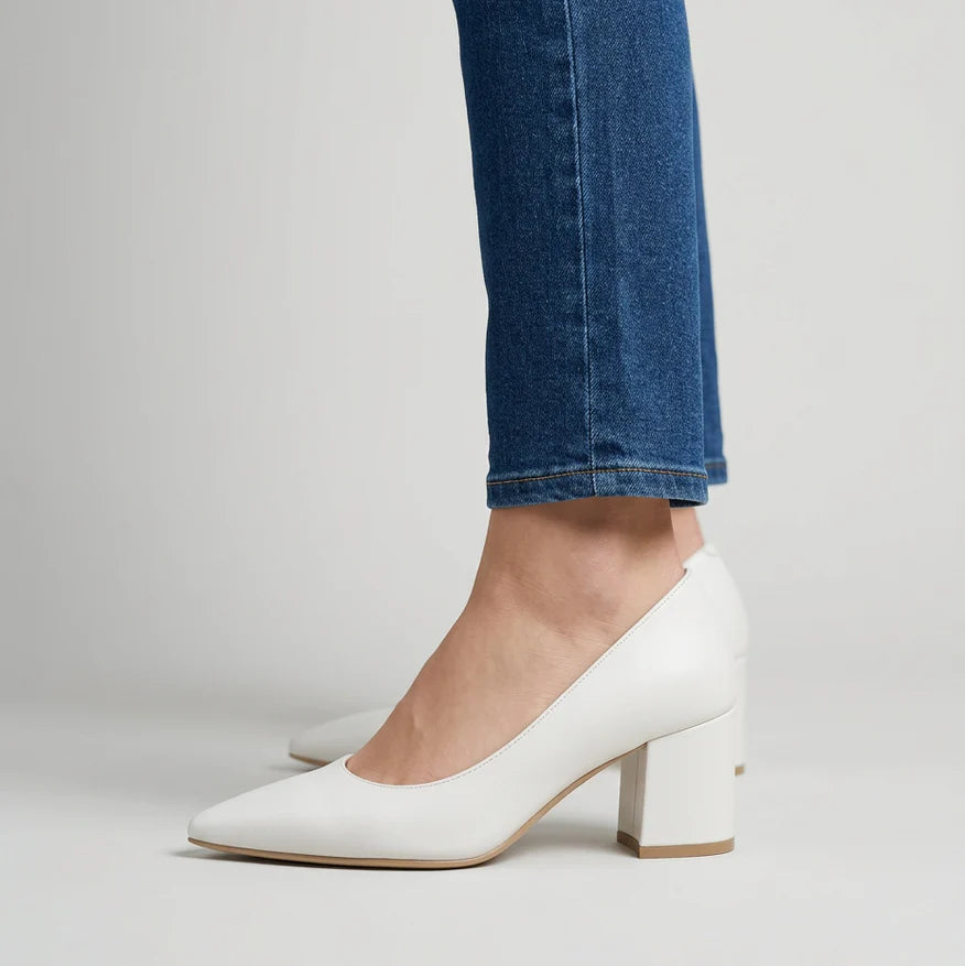 Scarpe con tacco a blocco bianche e punta a spillo, indossate con jeans