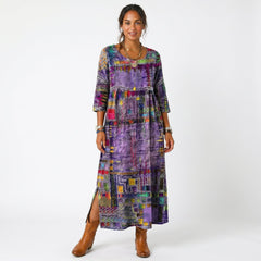 Abito midi girocollo con stampa astratta multicolore (viola e blu), maniche 3/4, spacchi laterali
