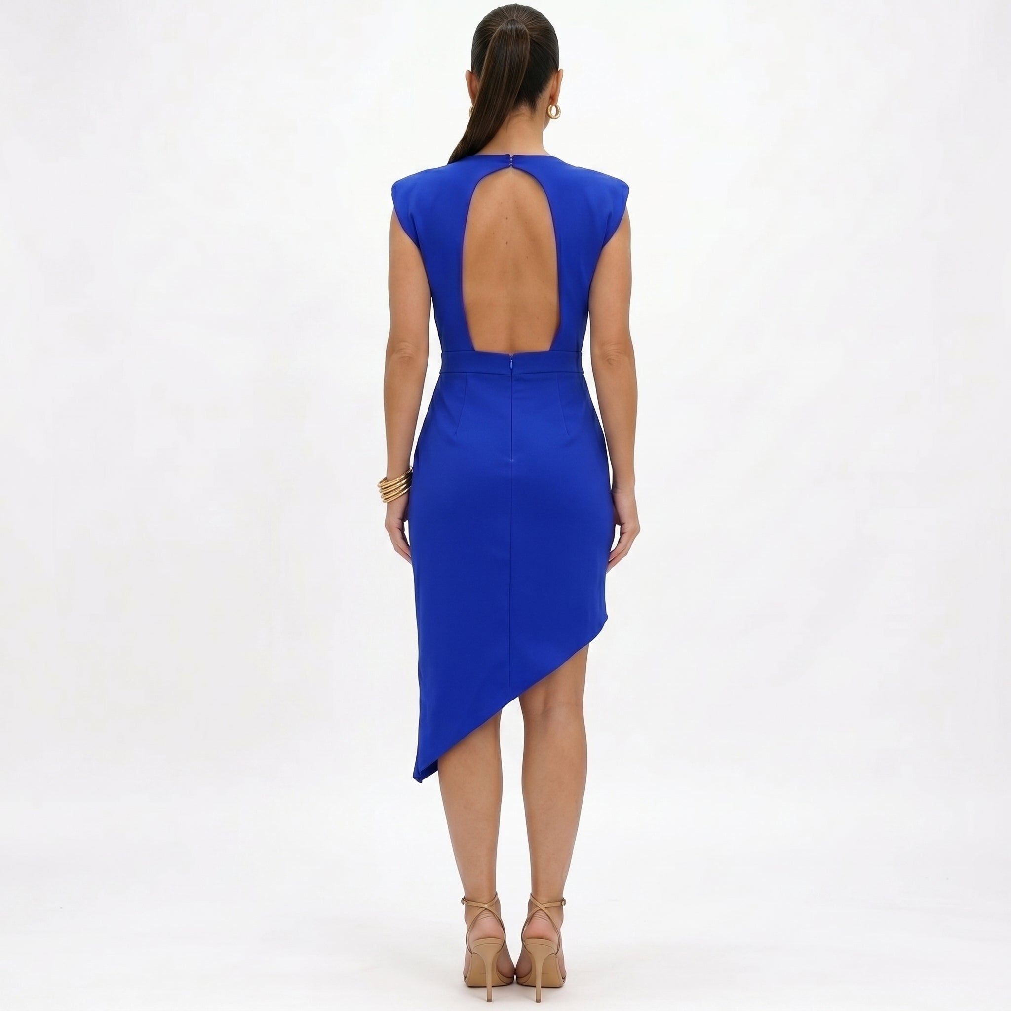 Abito asimmetrico blu con schiena scoperta, spalle strutturate e fascia in vita