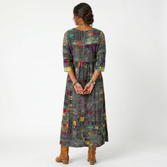 Abito midi scuro con stampa astratta multicolore, scollo rotondo e maniche 3/4, vista dietro