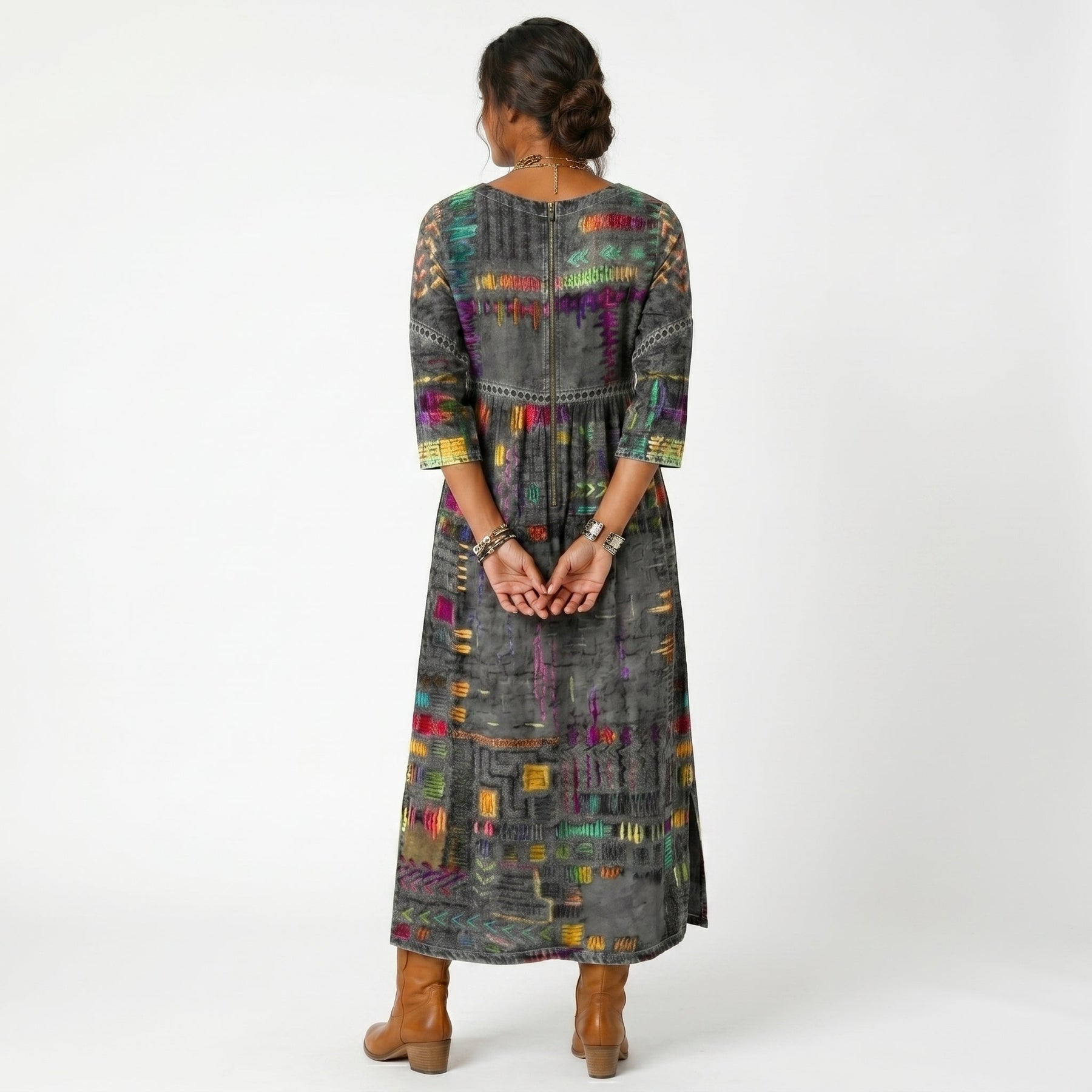 Abito midi scuro con stampa astratta multicolore, scollo rotondo e maniche 3/4, vista dietro