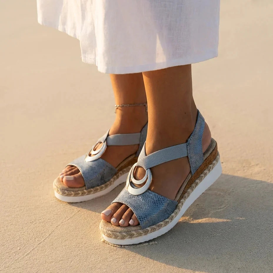 Sandali ortopedici blu con fibbie metalliche e suola spessa bianca