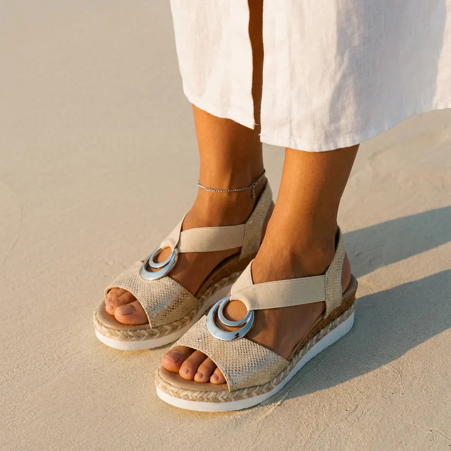 Sandali ortopedici beige con fibbie metalliche, suola spessa bianca