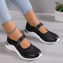 Scarpe comfort nere con doppia fascia e tomaia traforata, suola spessa bianca.