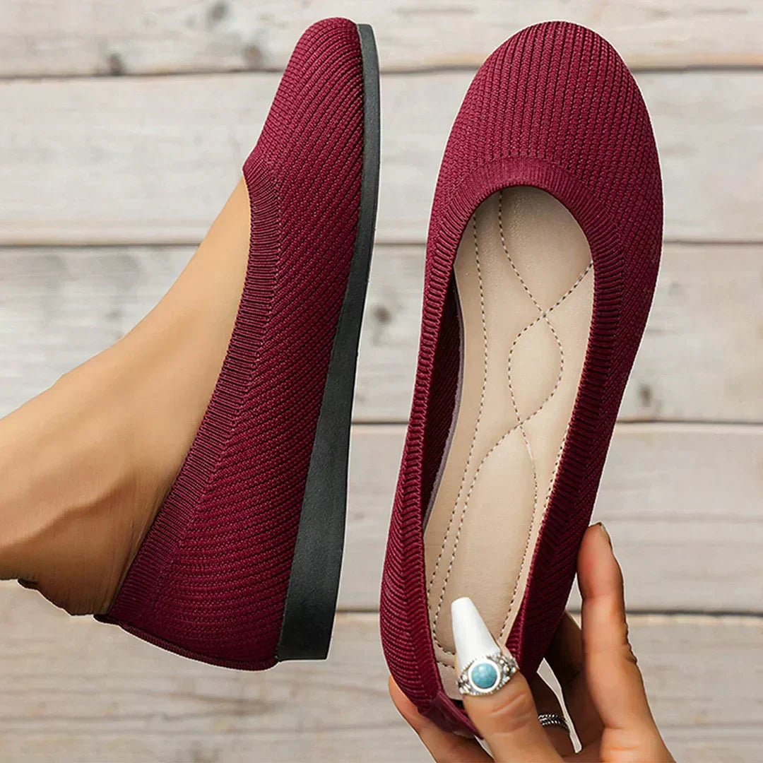 Scarpe comfort in tessuto bordeaux, calzata slip-on con zeppa sottile e decorazione con pietra