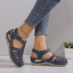 Sandali comfort in pelle scamosciata blu scuro con cinturino e suola rialzata
