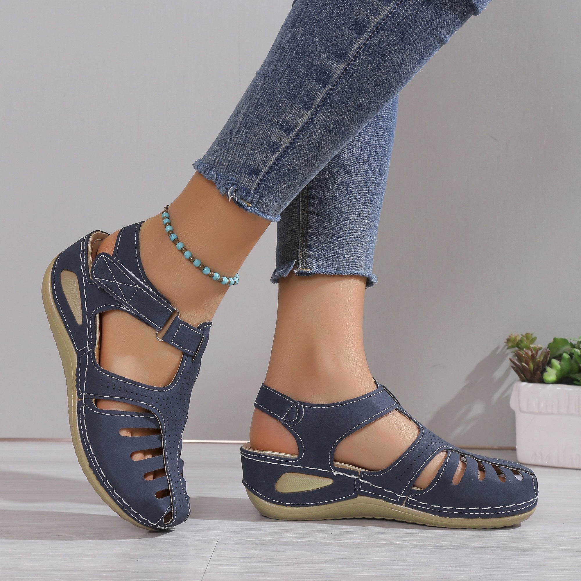 Sandali comfort in pelle scamosciata blu scuro con cinturino e suola rialzata
