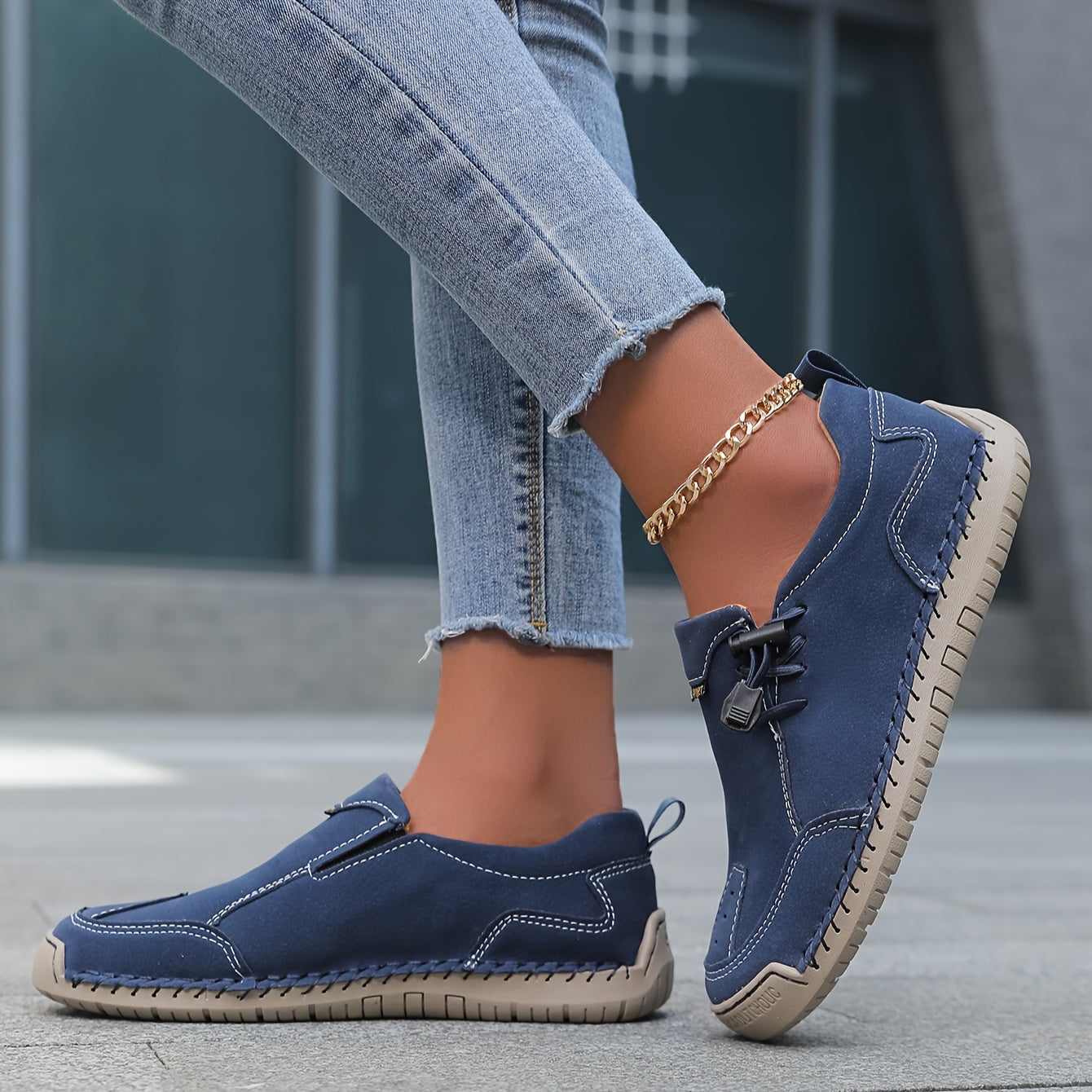 Scarpe comfort basse blu scuro con lacci neri, cuciture decorative e suola spessa