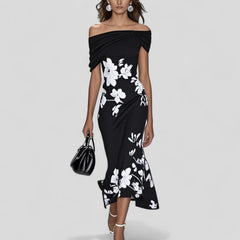 Abito midi elegante nero off-shoulder con drappeggio, fiori bianchi su tessuto