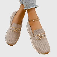 Mocassino ortopedico beige in tessuto mesh con fibbia metallica decorativa