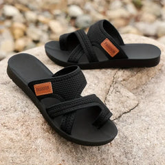 Sandali ortopedici neri con fascia larga e etichetta FASHION marrone