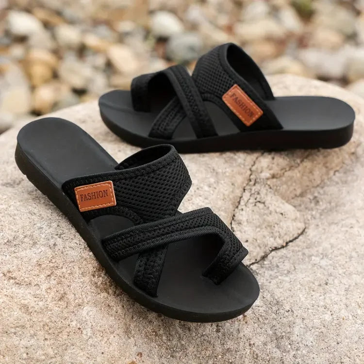 Sandali ortopedici neri con fascia larga e etichetta FASHION marrone