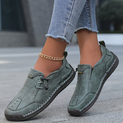 Scarpe comfort basse verde oliva con lacci neri, cuciture a contrasto e suola spessa