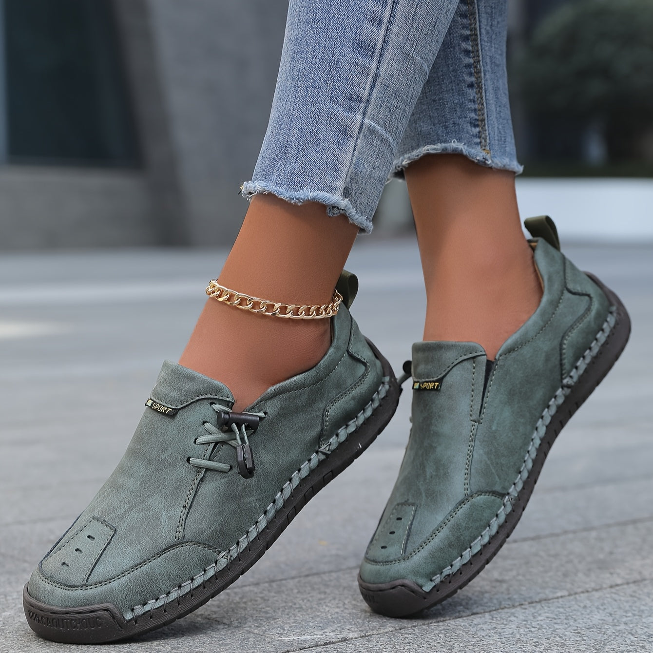 Scarpe comfort basse verde oliva con lacci neri, cuciture a contrasto e suola spessa