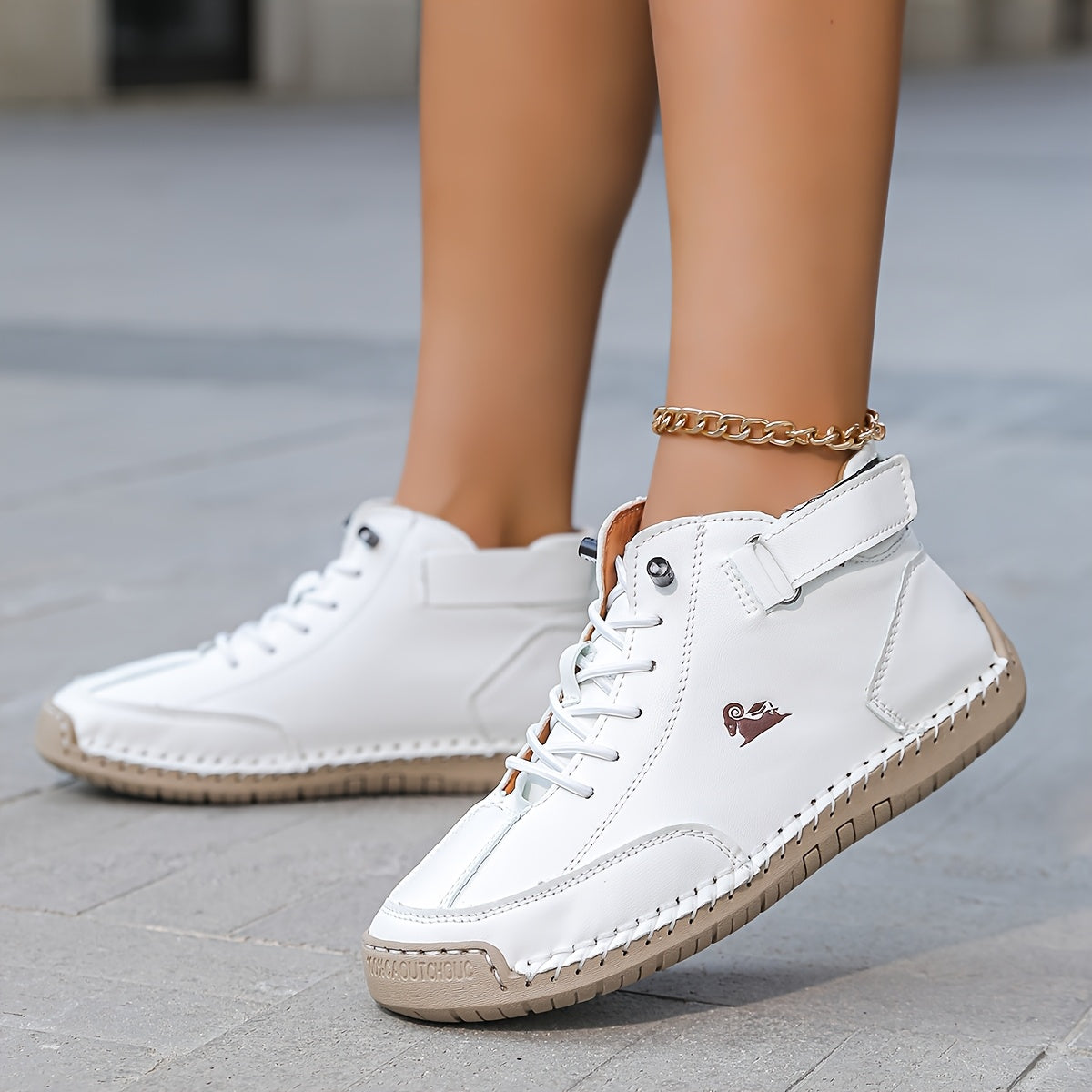 Sneaker alte bianche con lacci, cinturino al tallone e suola spessa su fondo chiaro