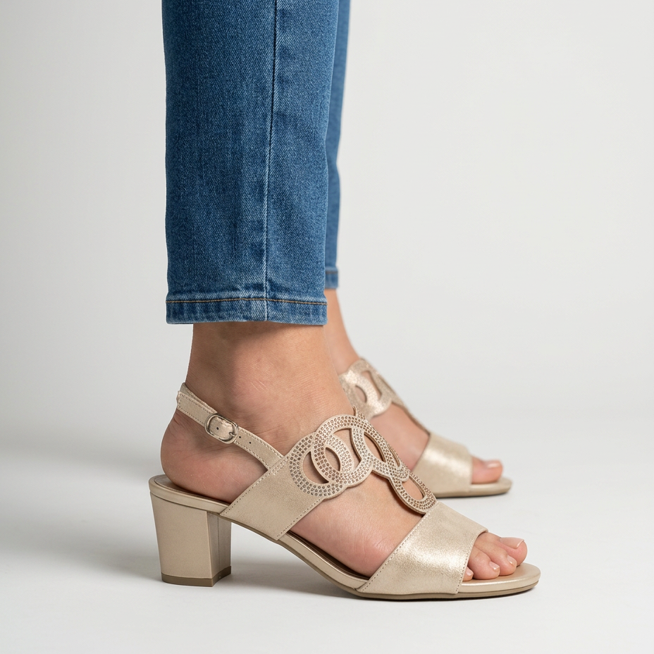 Sandali classici beige con tacco medio, fascia con intreccio regolabile.