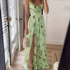 Abito lungo verde con fiori e volant, spalline sottili con arricciature