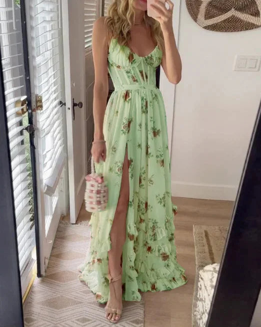 Abito lungo verde con fiori e volant, spalline sottili con arricciature