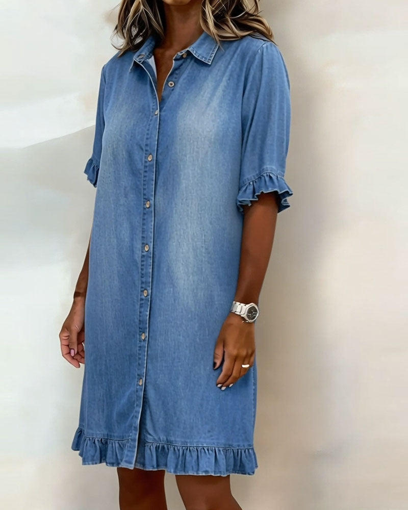 Abito in denim blu con maniche a balze e orlo arricciato