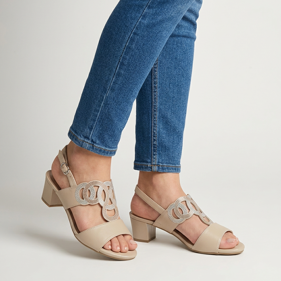 Sandali classici beige con tacco medio, fascia con intreccio e fibbie laterali.