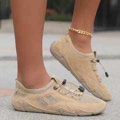 Scarpe da uomo beige indossate, lacci scuri e suola ammortizzata chiara