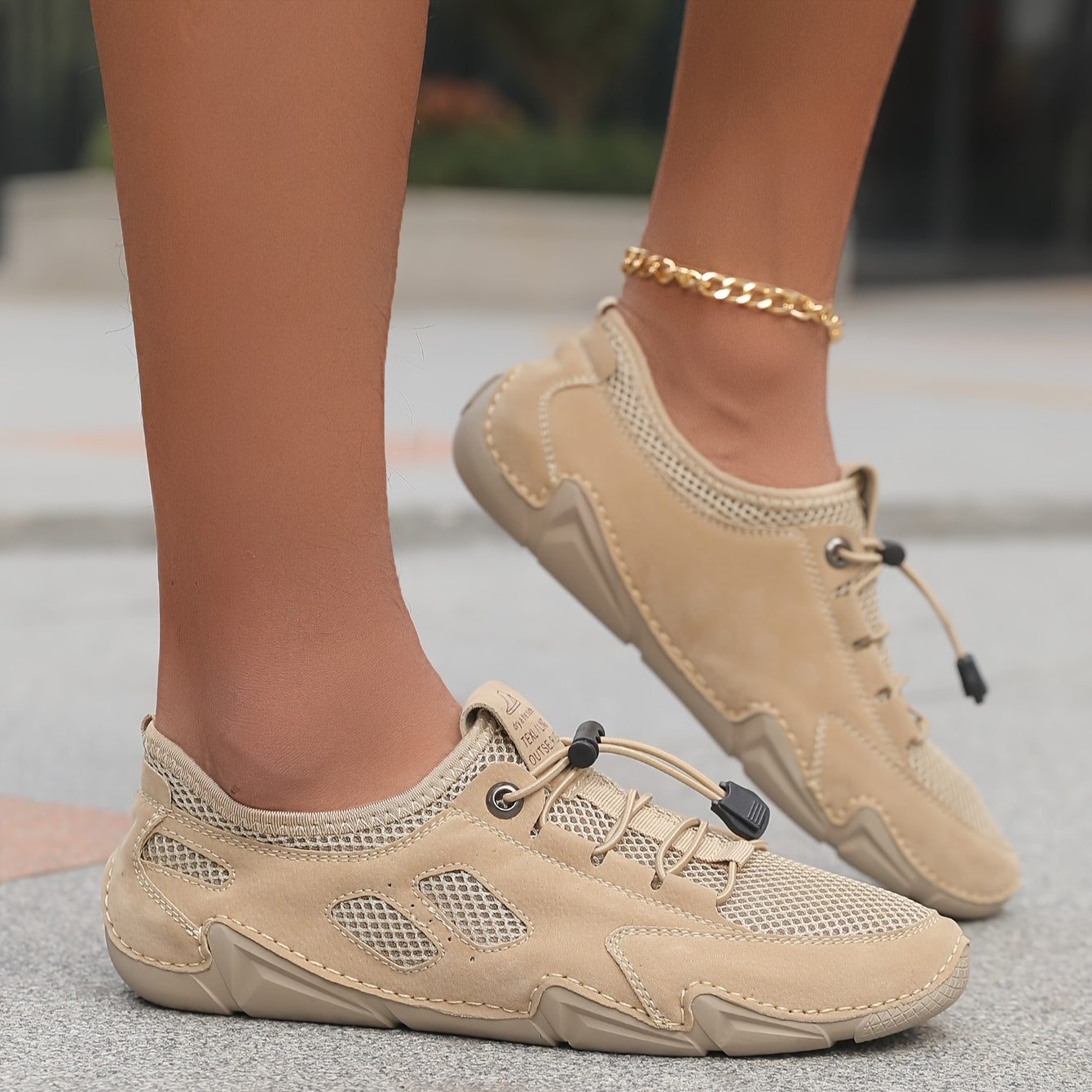 Scarpe da uomo beige indossate, lacci scuri e suola ammortizzata chiara