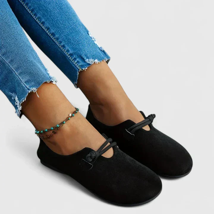 Mocassino elegante NORA nero in camoscio, laccetto incrociato e suola piatta