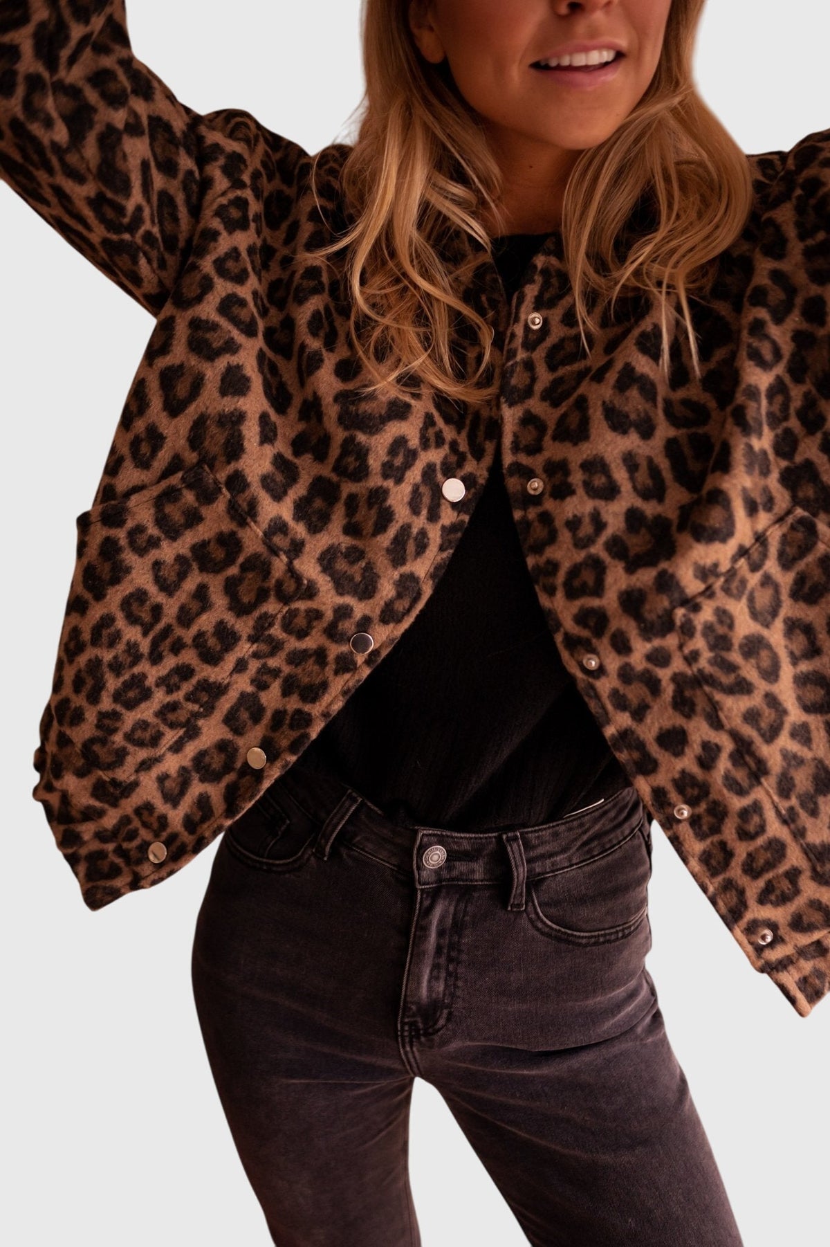 Leopard print jacket with button front and two chest pockets, long sleeves