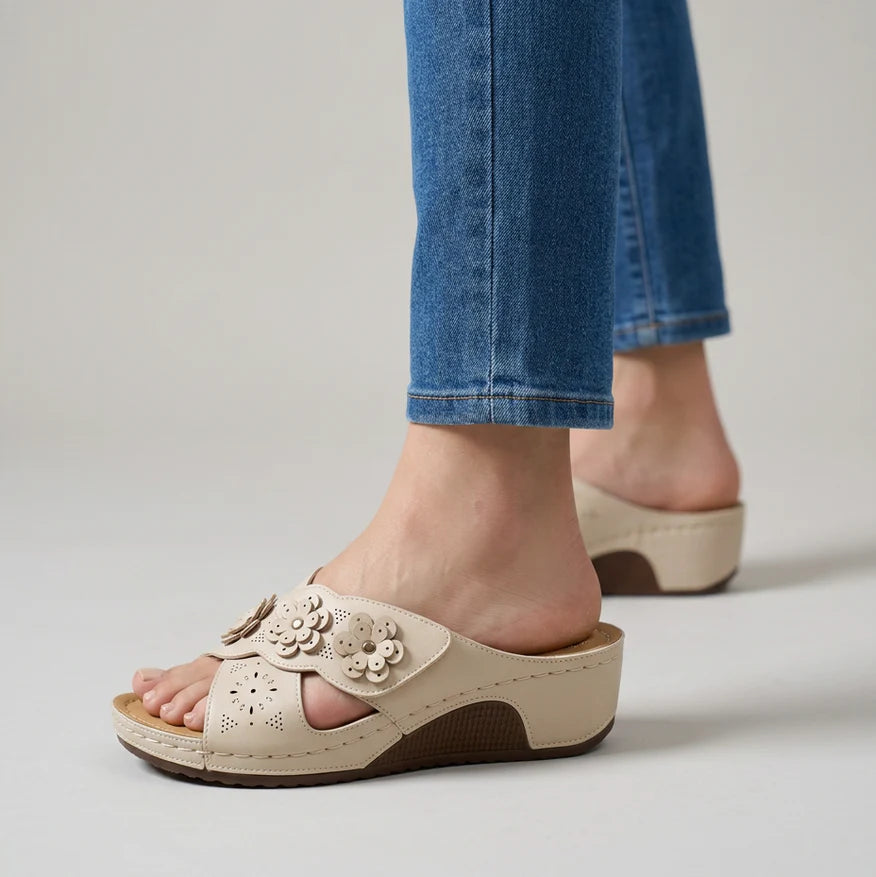Sandali eleganti beige laterali con tacco comodo, fascia open-toe e fiore traforato