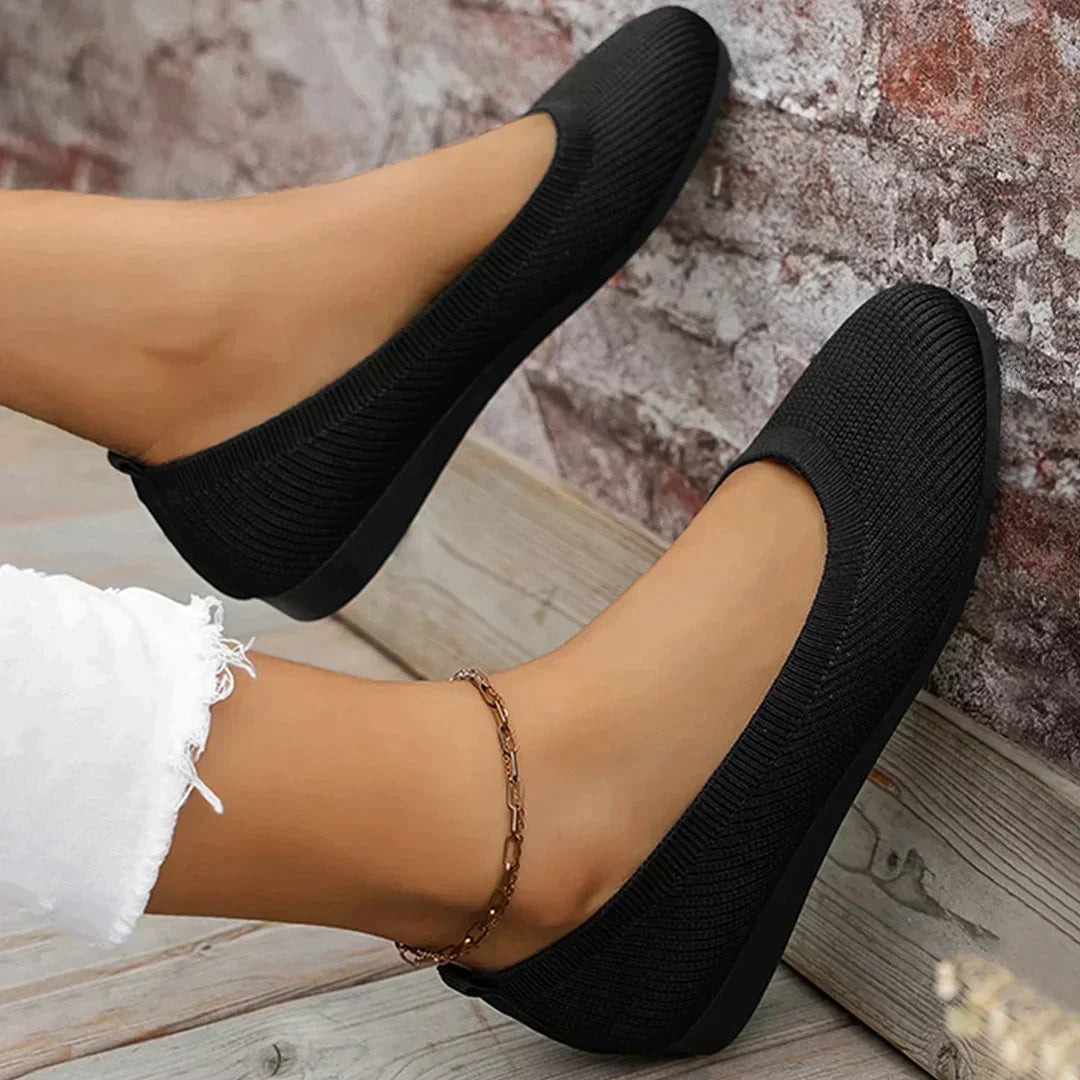 Scarpe comfort Dario nere in maglia, punta tonda, suola bassa, indossate