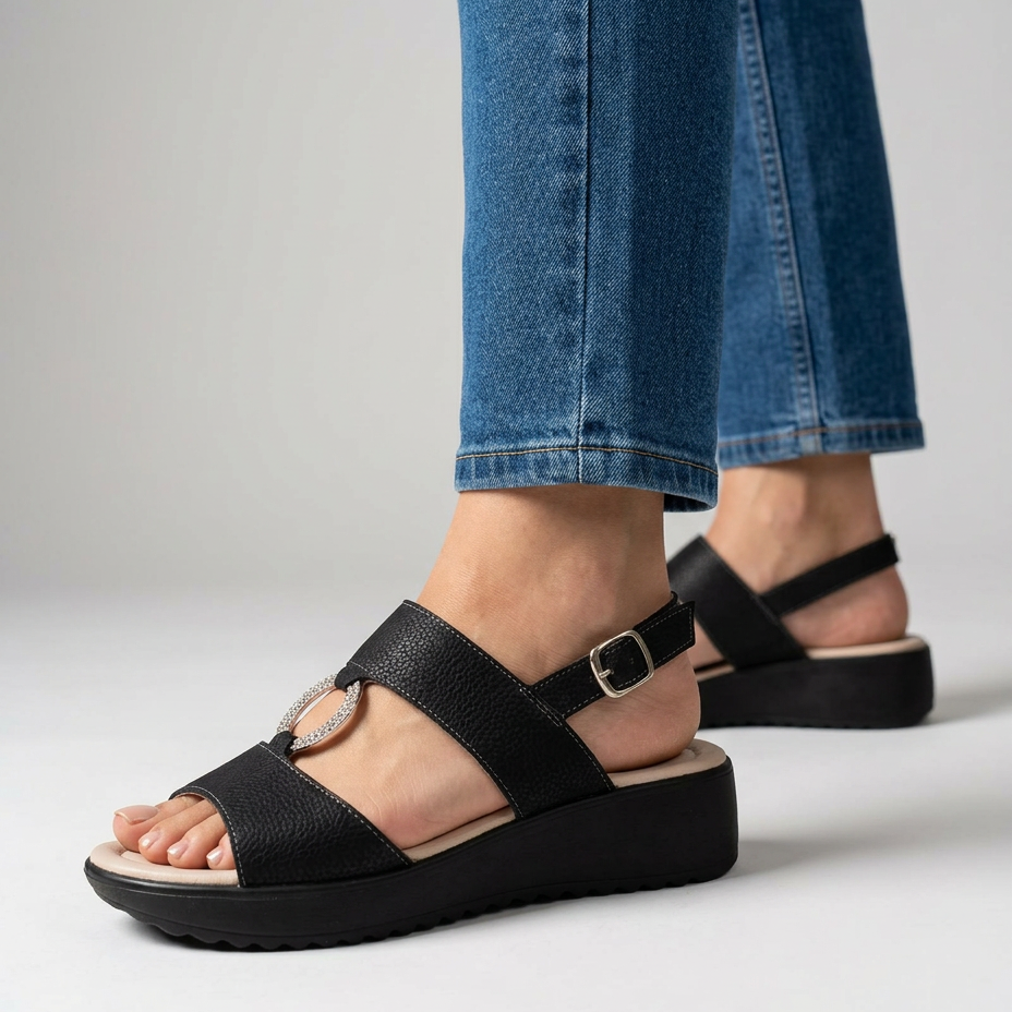 Sandalo comodo donna nero con fibbia regolabile e fascia in pelle, suola spessa.