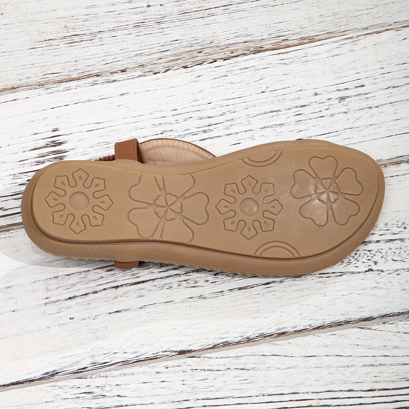 Suola esterna dei sandali ortopedici beige con motivo a fiori in rilievo