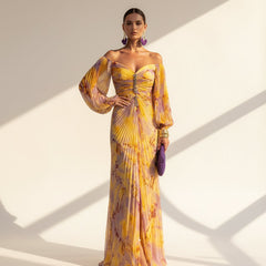 Abito lungo a fiori giallo-viola con busto scollato profondo e cintura viola, davanti