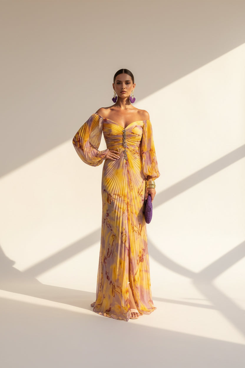 Abito lungo a fiori giallo-viola con busto scollato profondo e cintura viola, davanti