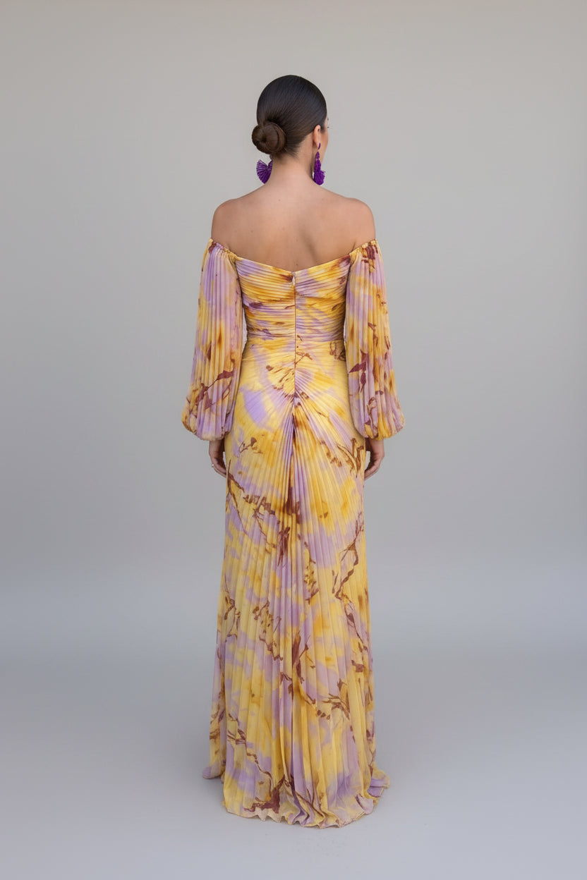Abito lungo a fiori giallo-viola con schiena scoperta e maniche ampie, dietro