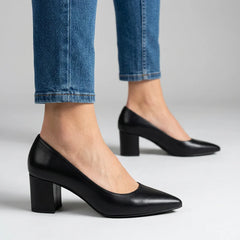 Scarpe con tacco a blocco nere e punta affusolata, vista laterale con jeans