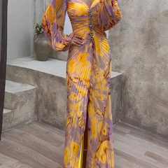 Abito maxi con scollo bardot, maniche a sbuffo e arricciature, fantasia gialla e viola